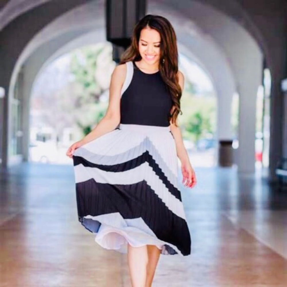 Black/white/grey sleeveless, bottom pleated dress